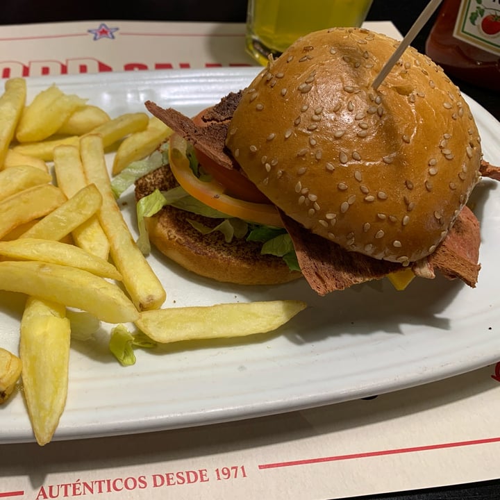 photo of Foster's Hollywood Veggie Burger shared by @elyqs on  08 Oct 2023 - review