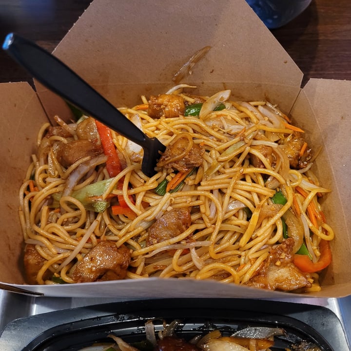 photo of V Revolution Chicken Lo Mein shared by @yourfriendjen on  04 Sep 2023 - review