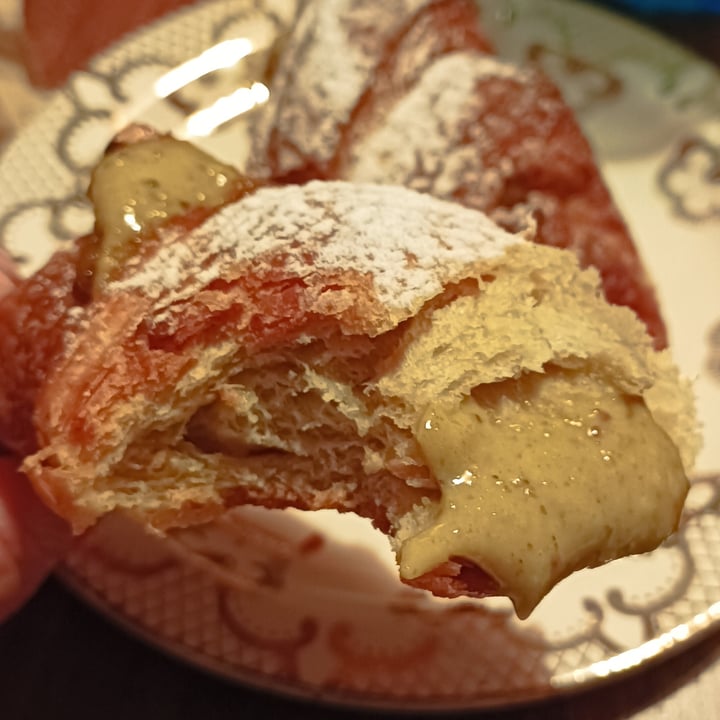 photo of Life's a Peach Pistachio croissant shared by @albetty on  04 Oct 2023 - review
