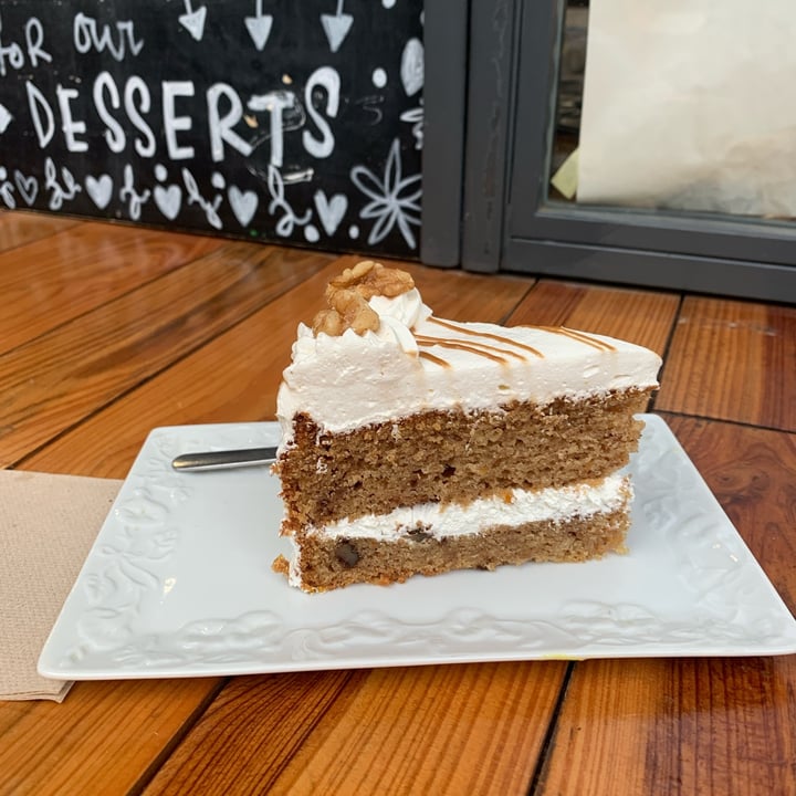 photo of Veganitessen Carrot Cake shared by @rociovegan on  03 Feb 2024 - review