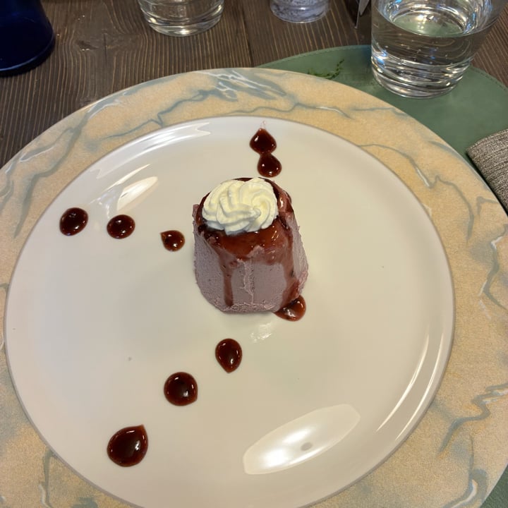 photo of Birra & Farina panna cotta vegana alla ciliegia shared by @lorella67 on  23 Aug 2025 - review