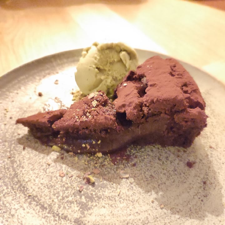 photo of The Green Spot Tarta de chocolate con helado de pistacho shared by @veggievallde on  27 Dec 2023 - review