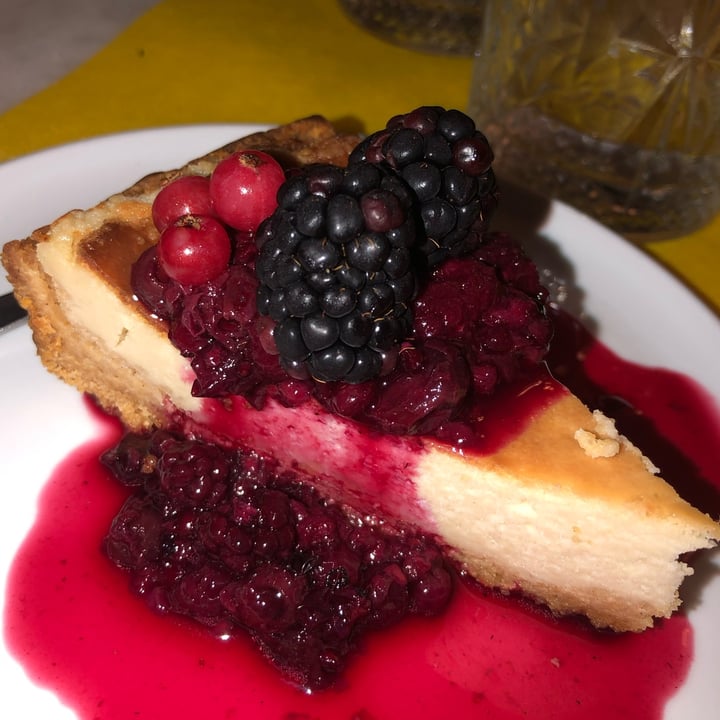 photo of L'OV Osteria Vegetariana Cheese cake alle fragole shared by @virginiafinetti on  08 Nov 2023 - review