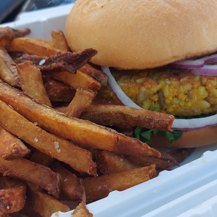 photo of Barefoot Beach Cafe @ Queen's Surf Beach Sakara's Vegan Burger shared by @pucky on  07 May 2024 - review