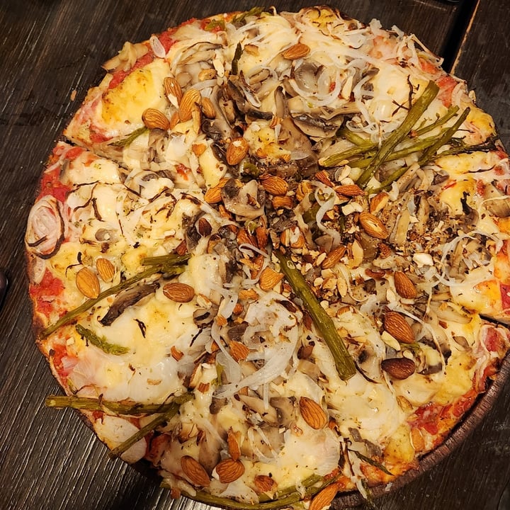 photo of Pizzería Güerrin Pizza Champiñones (Potobelo, nueces y espárragos) shared by @ladyvegan-porelmundo on  27 Apr 2025 - review