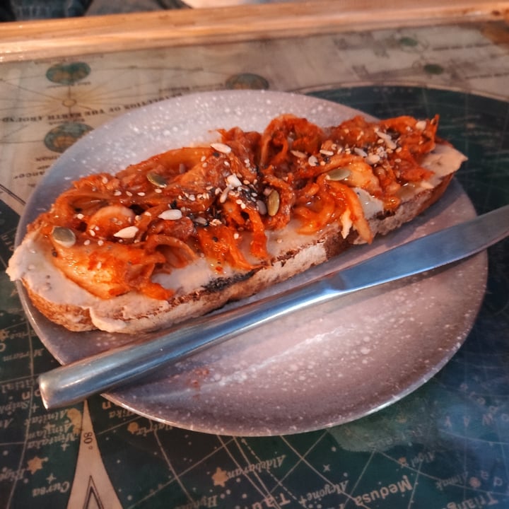 photo of La Tienda de los Unicornios Tostada de hummus y kimchi shared by @alejandro-alvaro on  06 Oct 2025 - review