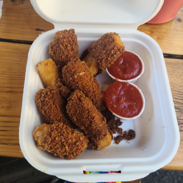 photo of Earth Aloha Eats Mozzarella sticks shared by @sofihuasteca on  16 Oct 2024 - review