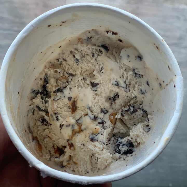 photo of So Delicious Dairy Free Salted Caramel Cluster Cashewmilk Frozen Dessert shared by @veganvanman on  26 Apr 2024 - review