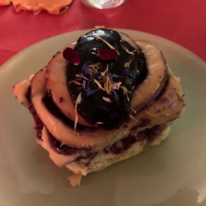 photo of Cinnamood Stuttgart Blueberry Cinnamon Roll shared by @potplant on  30 Dec 2024 - review
