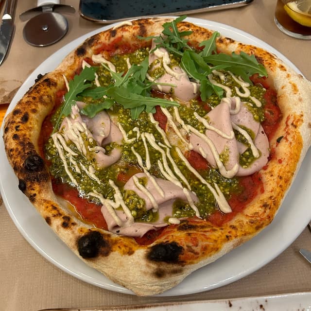 Photo of the dish “Pizza de mortadela vegana con pesto de pistacho”