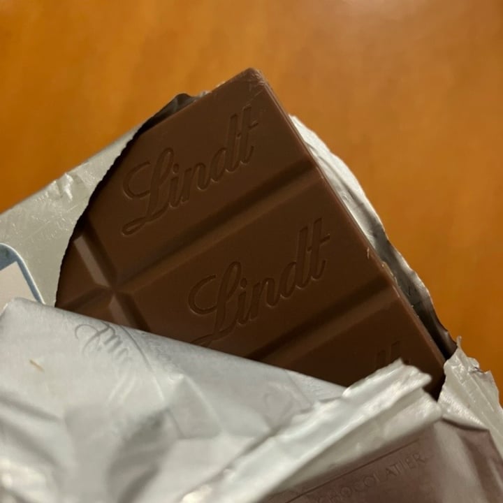 photo of Lindt Vegan Ricetta Classica shared by @giulz on  09 Feb 2025 - review