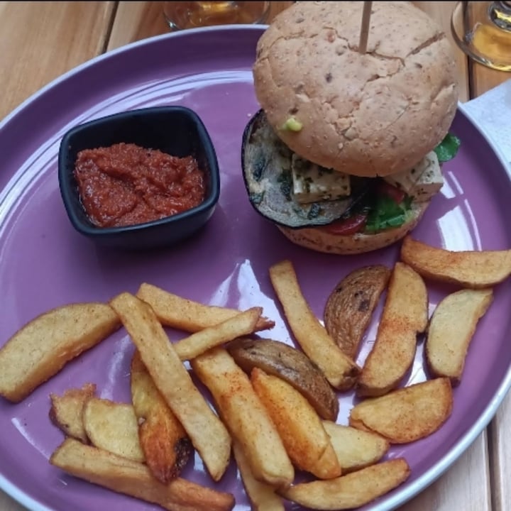 photo of CASA MANIGUA Hamburguesa vegana shared by @catacc on  19 Dec 2024 - review
