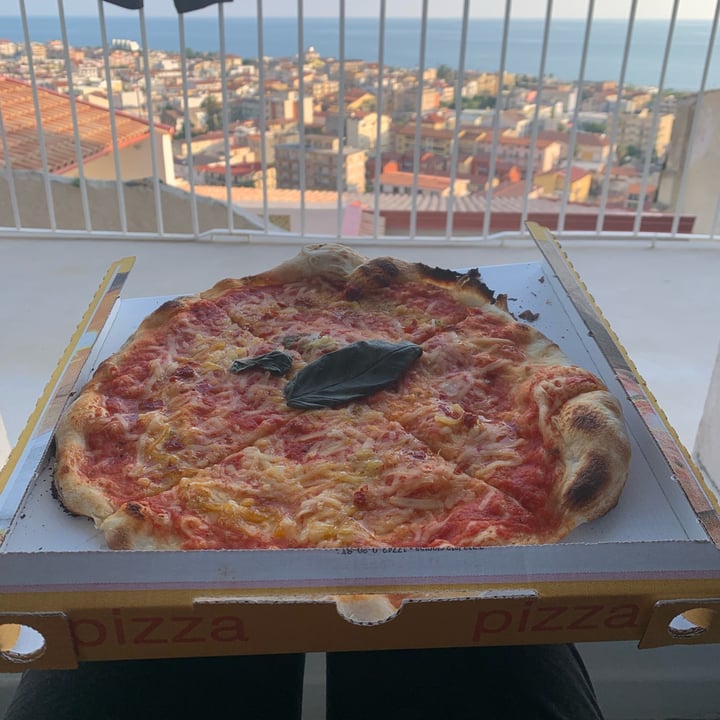 photo of Forte Pizzeria Stuzzicheria pizza rossa shared by @unejanie on  28 May 2023 - review