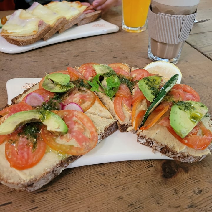 photo of Le Pain Quotidien tartines hummus y palta shared by @aguschillemi on  05 Aug 2023 - review