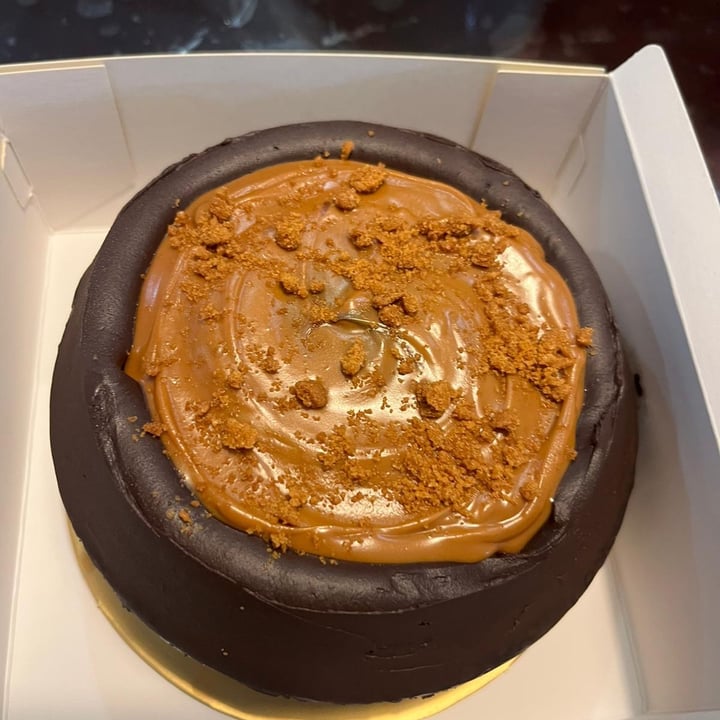 photo of Raebakesvegan Biscoff choc cake shared by @plantbasedmum on  23 Feb 2023 - review
