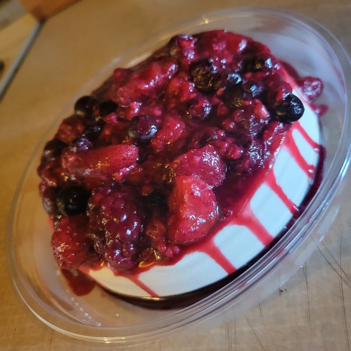 photo of Daiya New York Cheezecake shared by @bethanykenyon on  13 Apr 2023 - review