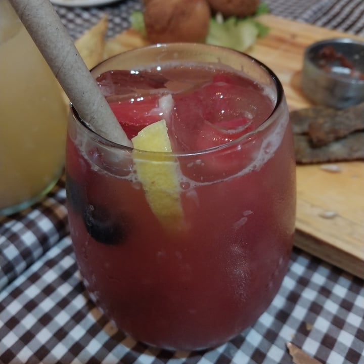 photo of El patio vegan Limonada con frutos rojos shared by @julietaaz on  10 Mar 2023 - review