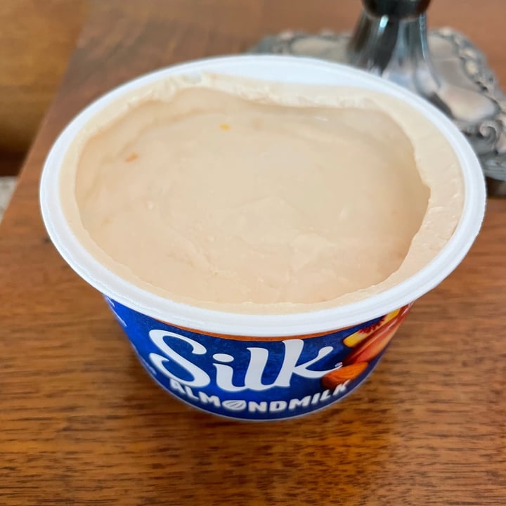 photo of Silk Peach Almondmilk Yogurt Alternative shared by @paws-and-paths on  07 Aug 2023 - review