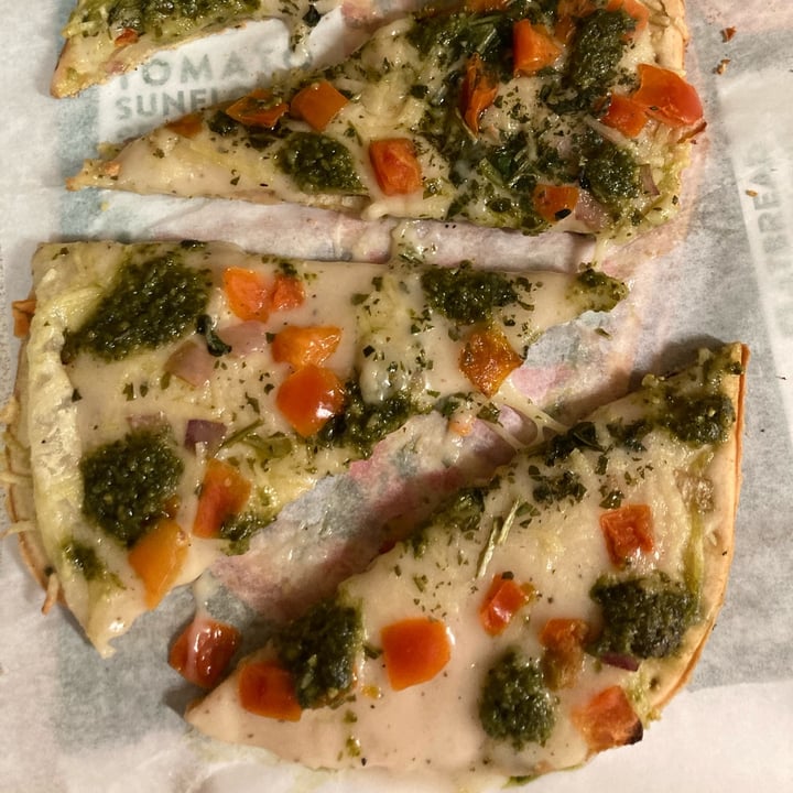 photo of Daiya Flatbread tomato, sunflower seed pesto & arugula shared by @cosmicgoddess on  23 Jan 2023 - review