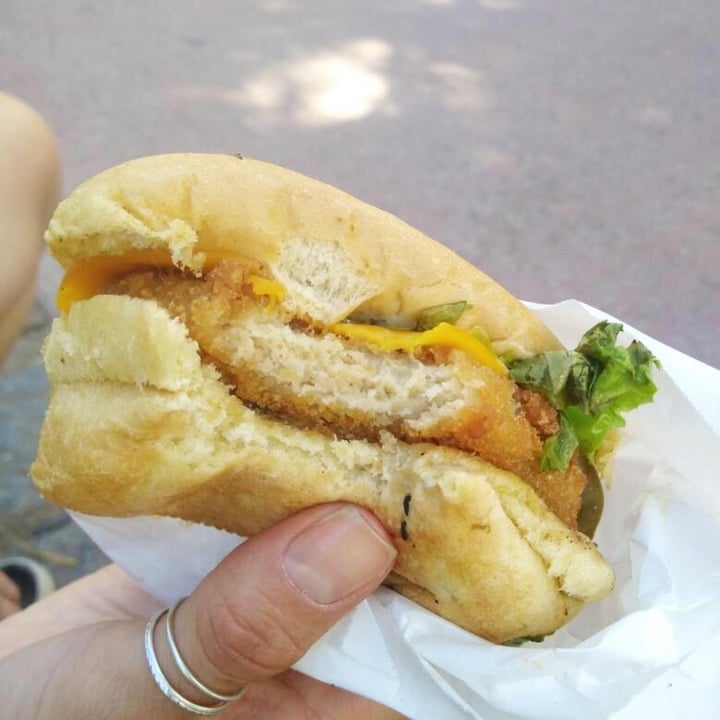 photo of VEGAN FOX Hamburguesa Not Chicken Vegmac shared by @meripan on  13 Apr 2023 - review