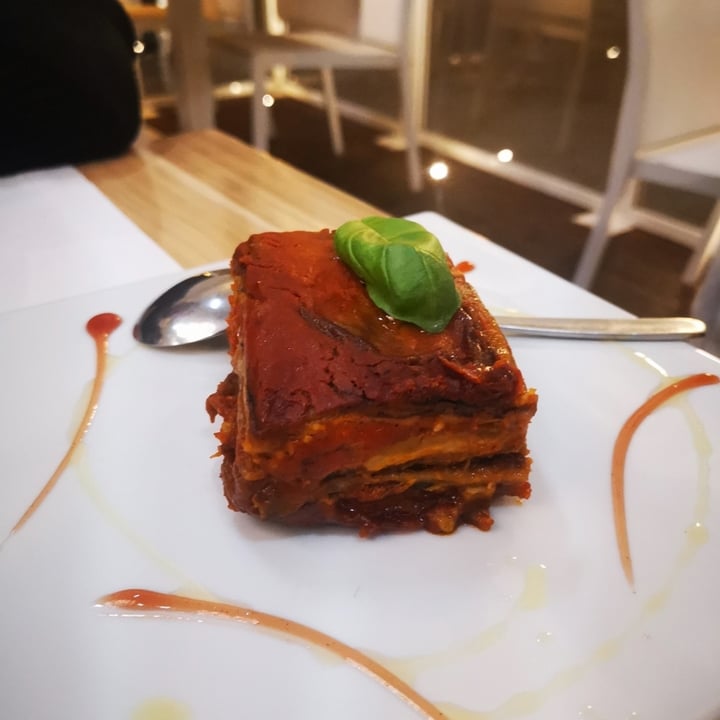 photo of Pesto di Pistacchio Parmigiana di melanzane con crema di anacardi e formaggio vegan grattuggiato shared by @a2390 on  30 Dec 2022 - review