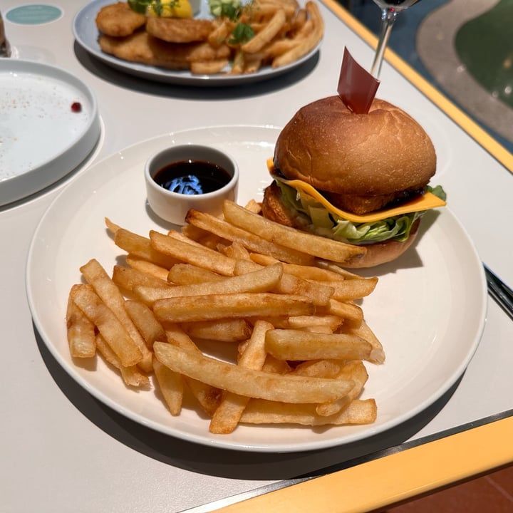 photo of Green Common Singapore Omni Fish Burger shared by @dafnelately on  05 Jul 2023 - review