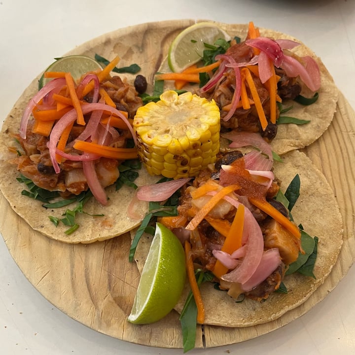 photo of La Oveja Negra taberna vegana. Tacos de jackfruit shared by @irenevegan on  07 Feb 2023 - review
