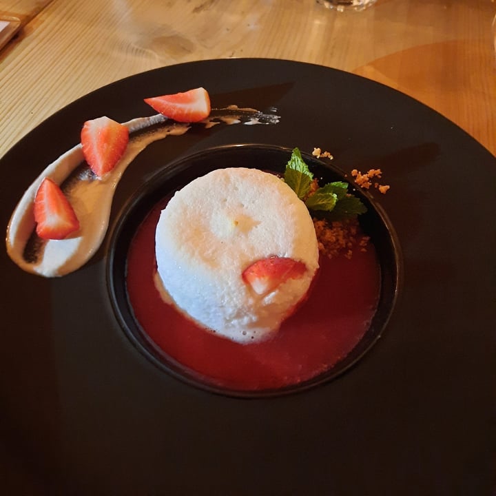 photo of Le Very'Table Floating Island shared by @julieshantala on  03 May 2023 - review