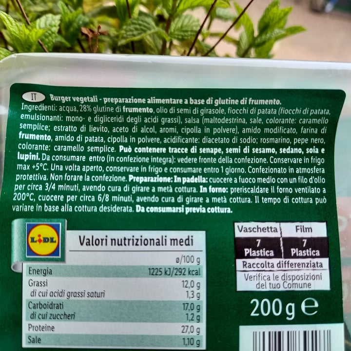 photo of Vemondo 2 Burger Vegetali shared by @martiardi on  30 Apr 2023 - review