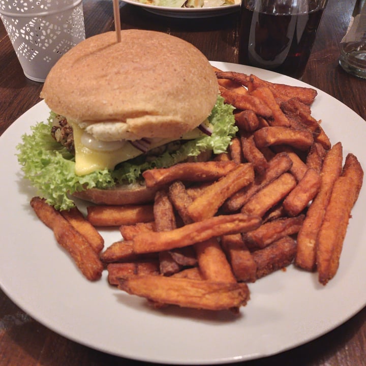 photo of Kozmosz Vegán Étterem Mushroom Burger shared by @marghe23 on  05 Jan 2023 - review