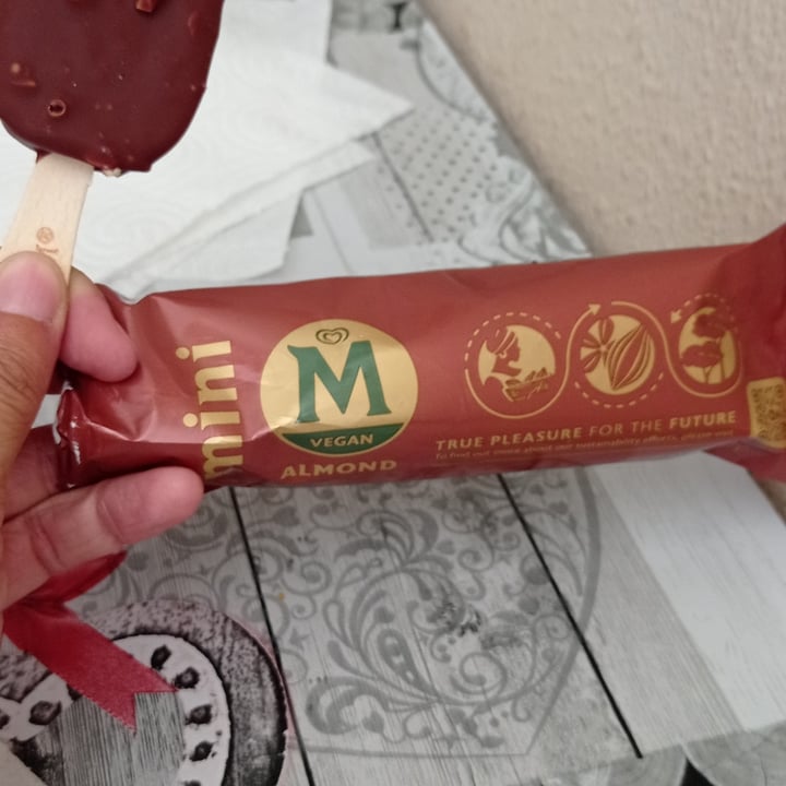photo of Magnum Magnum Vegan Mini Classic Almond shared by @moniqueta on  14 Jul 2023 - review