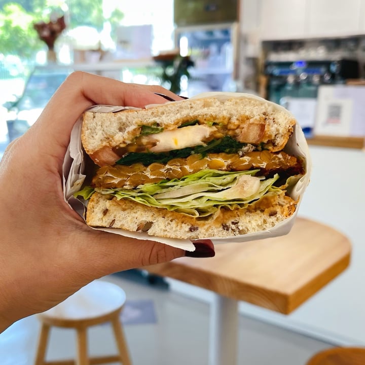 photo of Lilac Oak Peanut tempeh sandwich shared by @veggiexplorer on  02 Jul 2023 - review