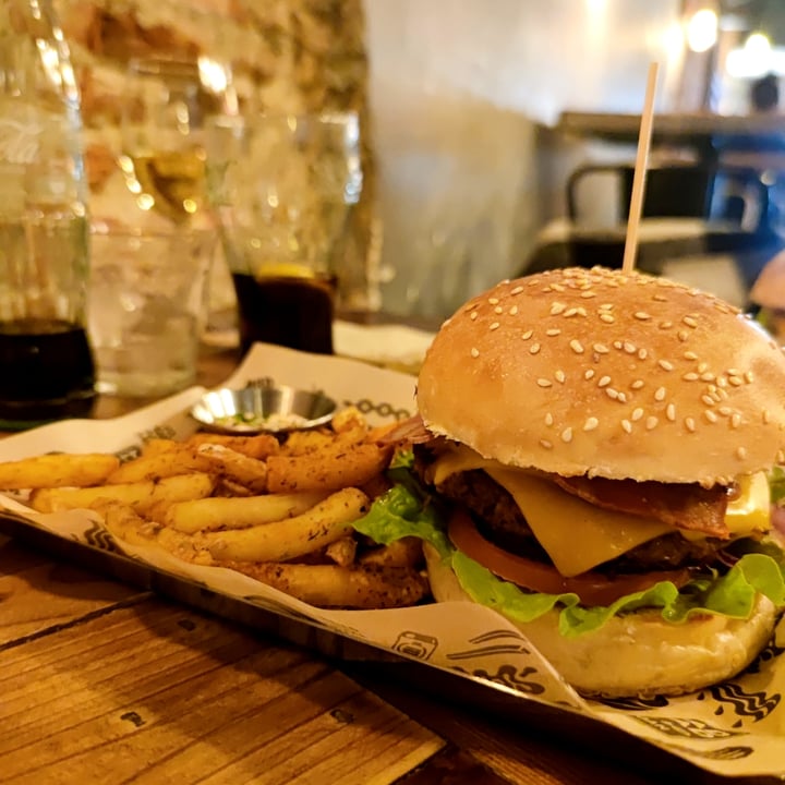 photo of Mad Mad Vegan Hamburguesa Double Cheese Bacon shared by @itslara on  21 Mar 2023 - review