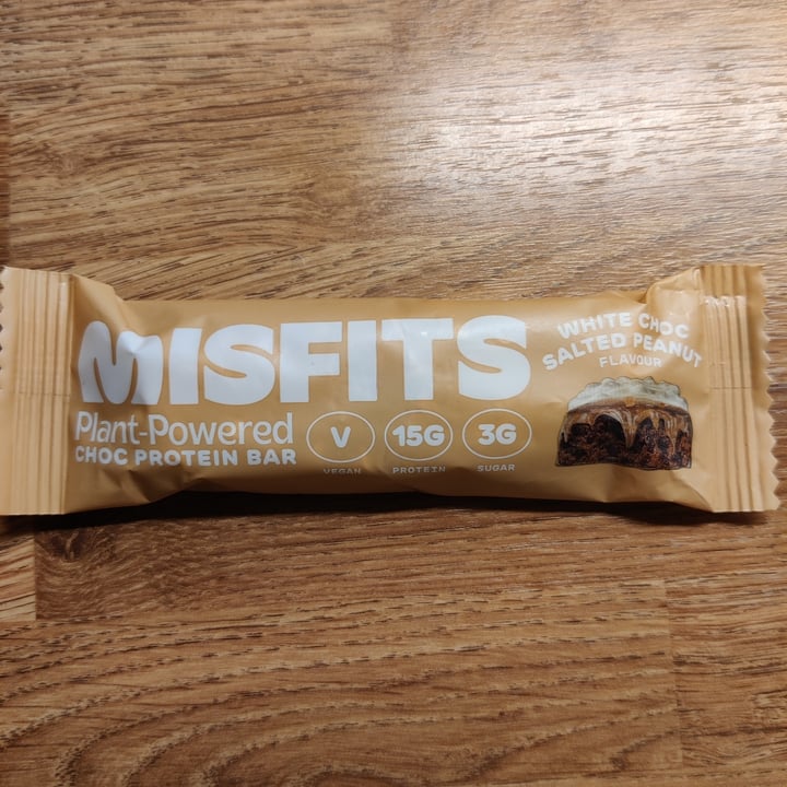photo of Misfits Plant based white choc salted peanut shared by @enkelvegan on  31 Dec 2022 - review