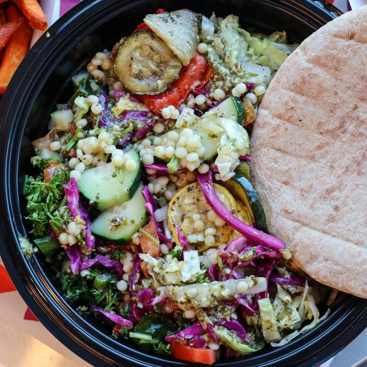 photo of The Hummus & Pita Co. Veggie Bowl shared by @lizmaselli on  26 Feb 2023 - review