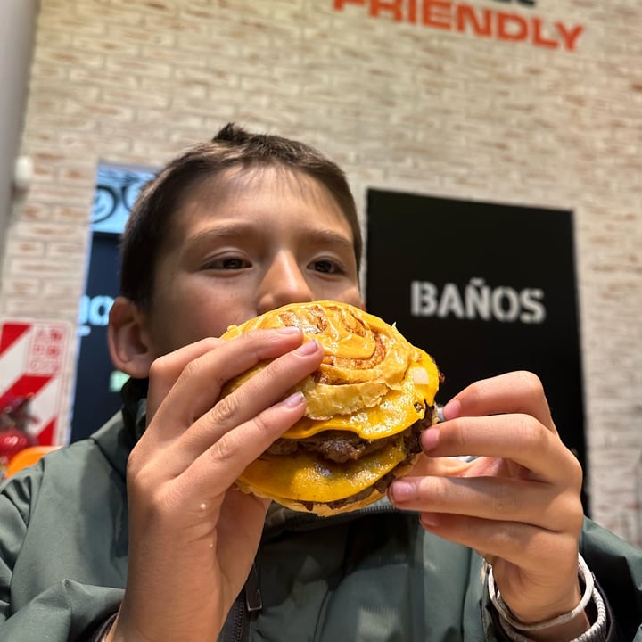 photo of JOY Burgers Barrio Chino Cheeseburger shared by @valenequiza on  21 Jul 2023 - review