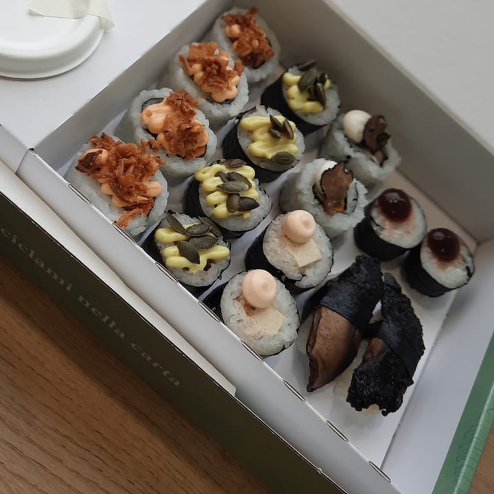 photo of EssenzaSushi Box Medium Tasty 16 pezzi shared by @genny20 on  28 Feb 2023 - review