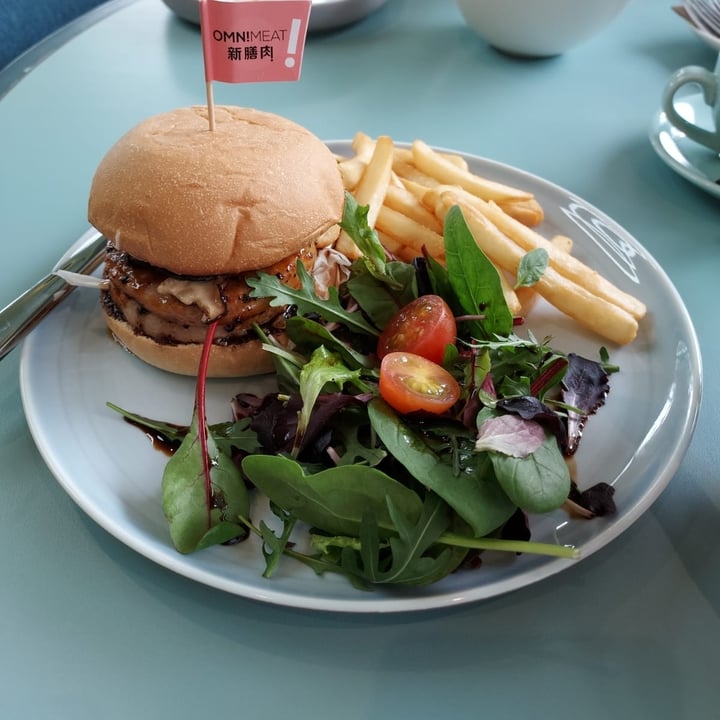 photo of Green Common Singapore Omni Burger Black shared by @vindominousrex on  14 Feb 2023 - review