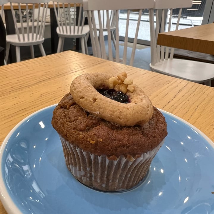 photo of Cloud Cakes Peanut Butter Jelly Cupcake shared by @ljuba on  05 May 2023 - review