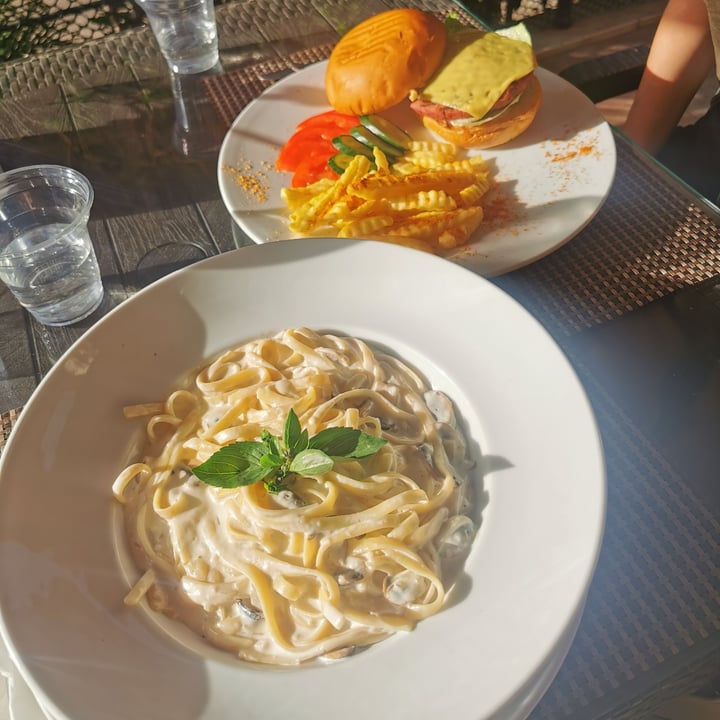 photo of Vegan In Our House Cheese Burger shared by @selenet on  15 Apr 2023 - review