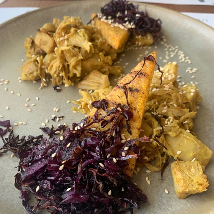 photo of Romeow Cat Bistrot Curry di jackfruit, polenta grigliata ai 5 Cereali, cavolo rosso agrodolce e sesamo tostato shared by @guenda on  24 Jan 2023 - review