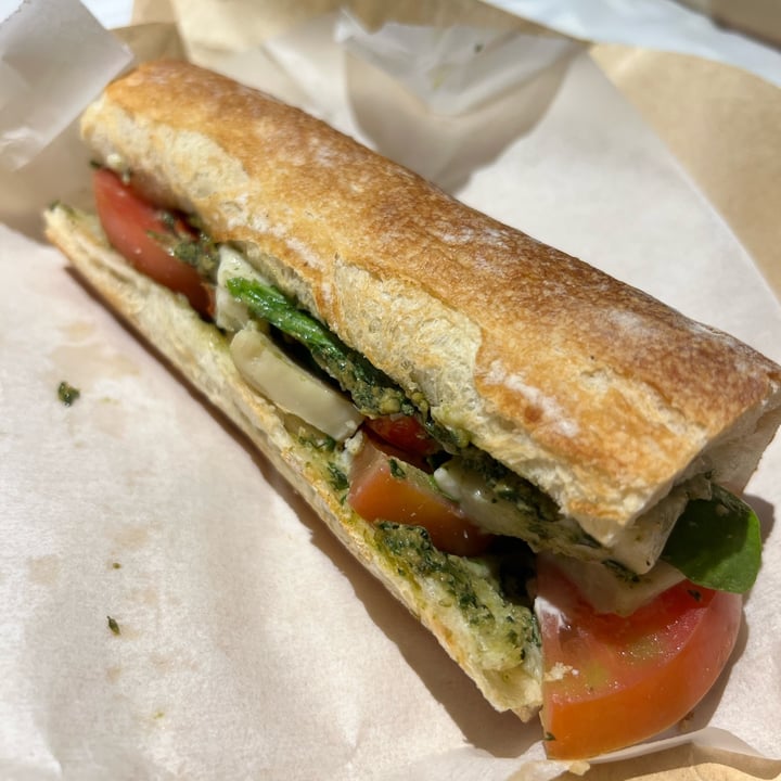photo of Kashew Cheese Deli Mozza pesto sandwich shared by @joonas on  26 Dec 2022 - review