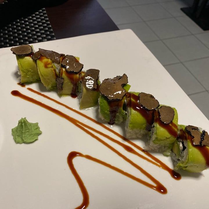 photo of Asia Fusion Sushi Vegan Cheese Roll Con Tartufo shared by @sofiaafesta on  09 Mar 2023 - review