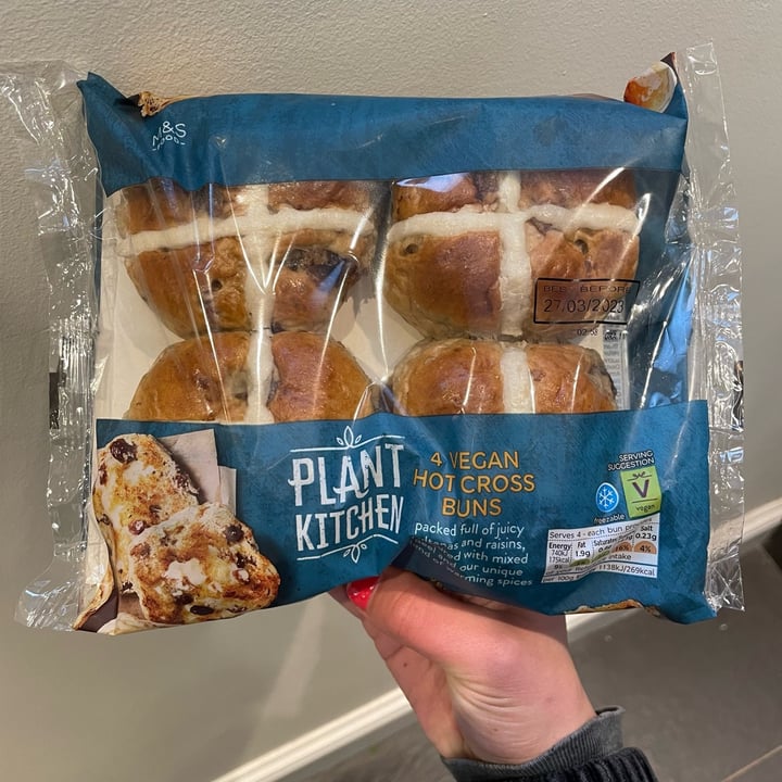 photo of Plant Kitchen (M&S) Vegan Fruited Luxury Hot Cross Buns shared by @appleappleamanda on  28 Mar 2023 - review