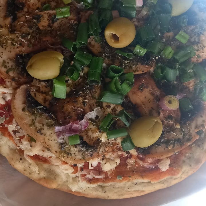 photo of Mama Quilla Vegan Market pizza muzza champis y verdeo shared by @luisanastier on  03 Jun 2023 - review