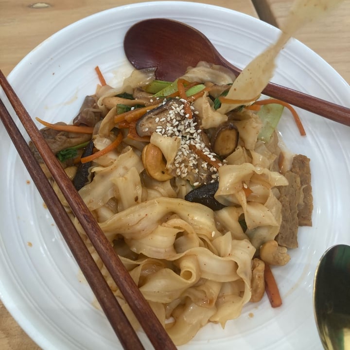 photo of Lilac Oak Mushroom Knife-Cut Noodles Stir-Fry shared by @glitteryunicorn on  03 Jul 2023 - review