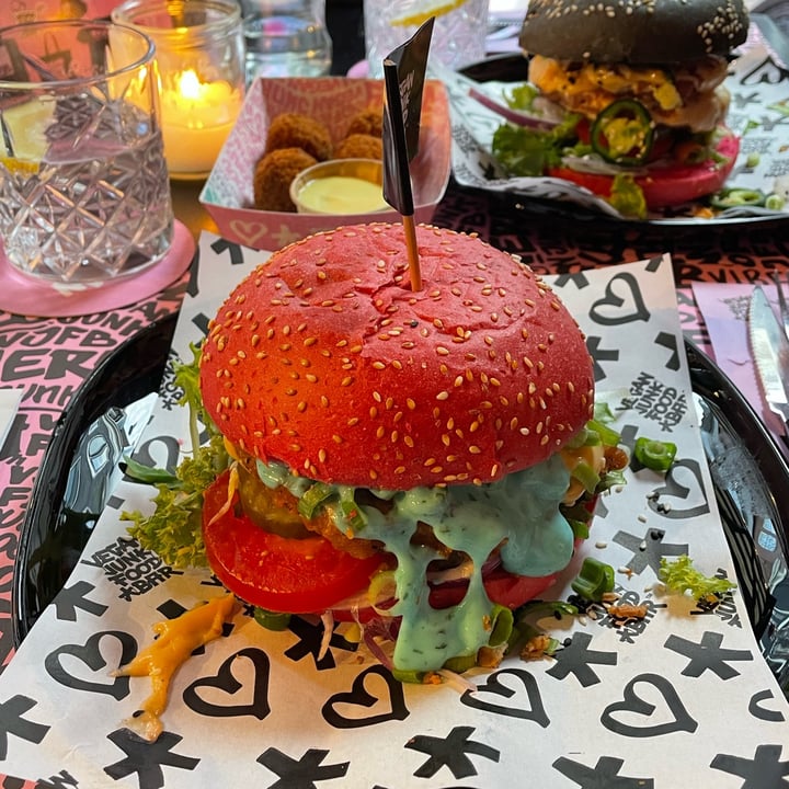photo of Vegan Junk Food Bar Daddy burger shared by @mariadesantis on  19 May 2023 - review