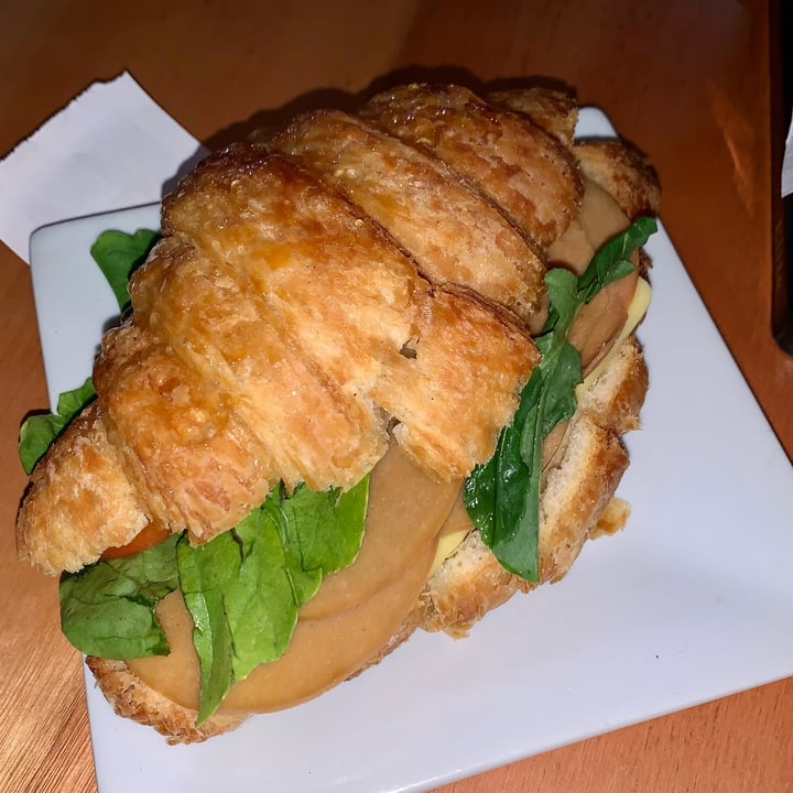 photo of JUCY LUCY Croissant Jucylucy shared by @mechicastelo on  29 Mar 2023 - review
