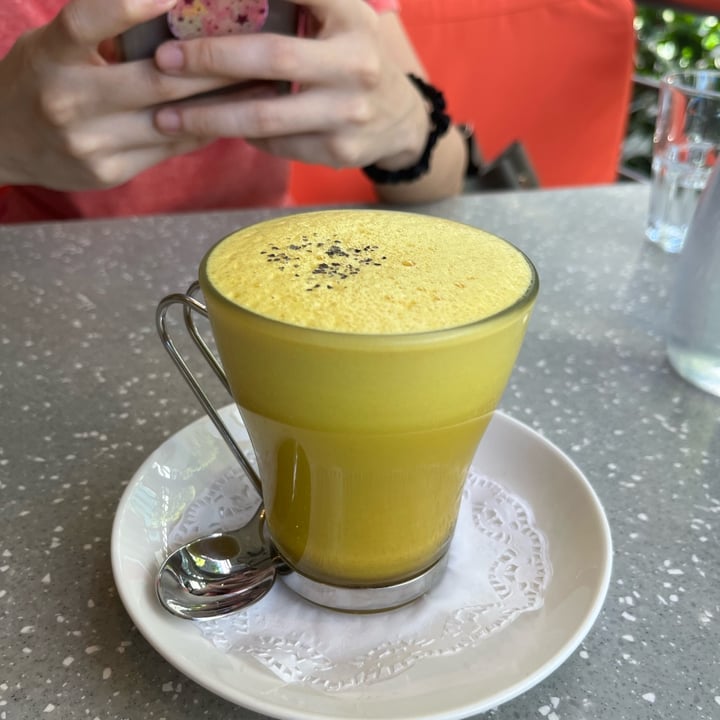 photo of Privé Paragon Turmeric-Ginger Soy Latte shared by @soy-orbison on  23 May 2023 - review