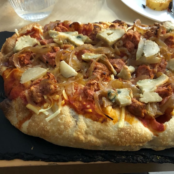 photo of Efrem - Gourmet Boutique and Finest Bar pizza salsiccia gorgonzola cipolla shared by @irede on  31 Mar 2023 - review